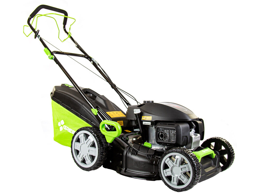 Kosiarka spalinowa GREENSO KS46-H170N-S z napędem 460mm 2.4kW kosiarka na białym tle widoczna od przodu pod skosem zadbany trawnik pięknie przystrzyżona trawa