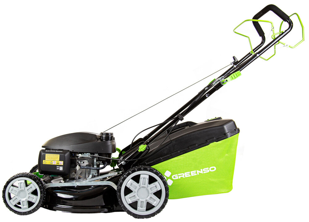 Kosiarka spalinowa GREENSO KS46-H170N-S z napędem 460mm 2.4kW kosiarka na białym tle widoczna z boku solidna bez ograniczeń kabli czy dostępu do prądu mocny czterosuwowy silnik niezależność duża siła cięcia lekka konstrukcja ergonomiczna rączka