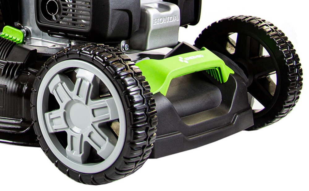 Kosiarka spalinowa GREENSO KS46-H170N-S z napędem 460mm 2.4kW zbliżenie na przednie koła łożyskowe koła koła o średnicy 20 cm z przodu i 25,4 cm z tyłu skuteczne i staranne koszenie