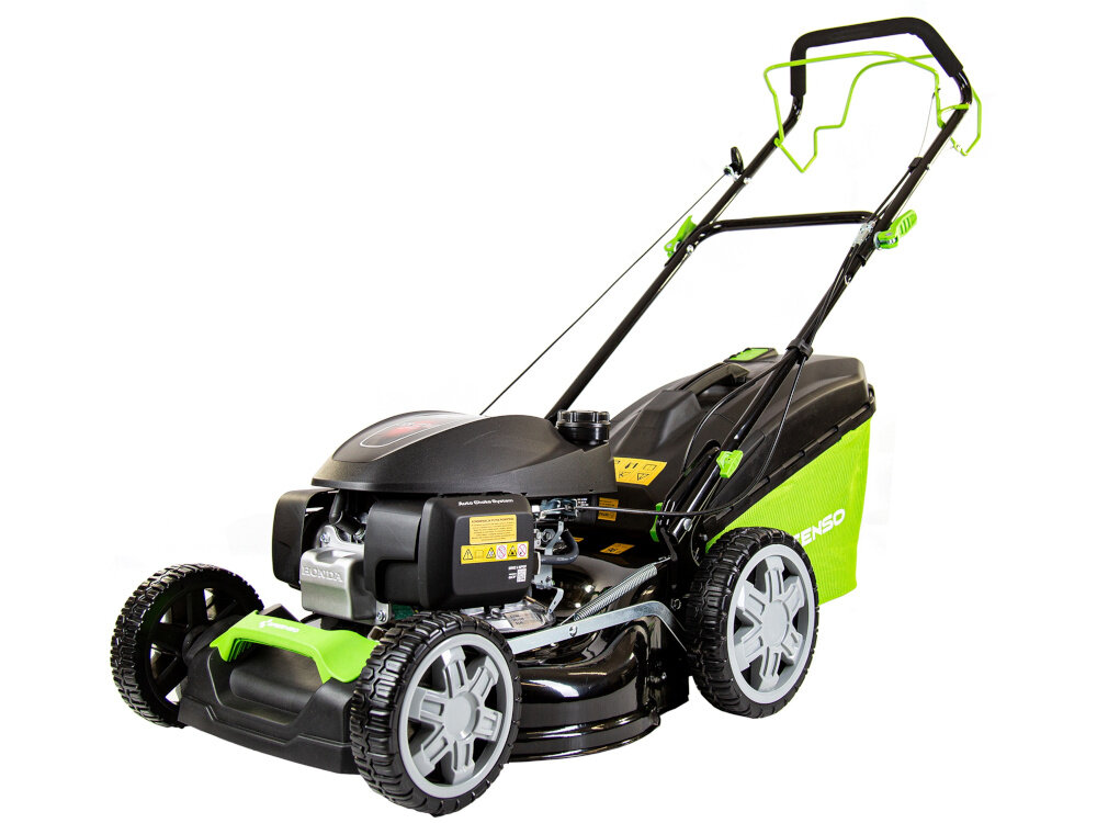 Kosiarka spalinowa GREENSO KS46-H170N-S z napędem 460mm 2.4kW kosiarka na białym tle widoczna od przodu pod skosem urządzenie z napędem porusza się samoczynnie precyzja tempo pracy stabilne tempo jazdy równomierne cięcie trawy ślady koszenia są spójne na całej powierzchni