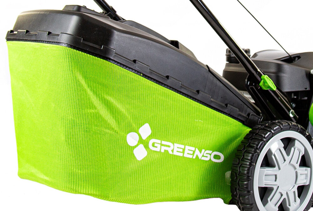 Kosiarka spalinowa GREENSO KS46-H170N-S z napędem 460mm 2.4kW zbliżenie na kosz siatkowy kosz o pojemności 60 l aerodynamiczne prowadzenie powietrza duży otwór praktyczna pokrywa z tworzywa sztucznego