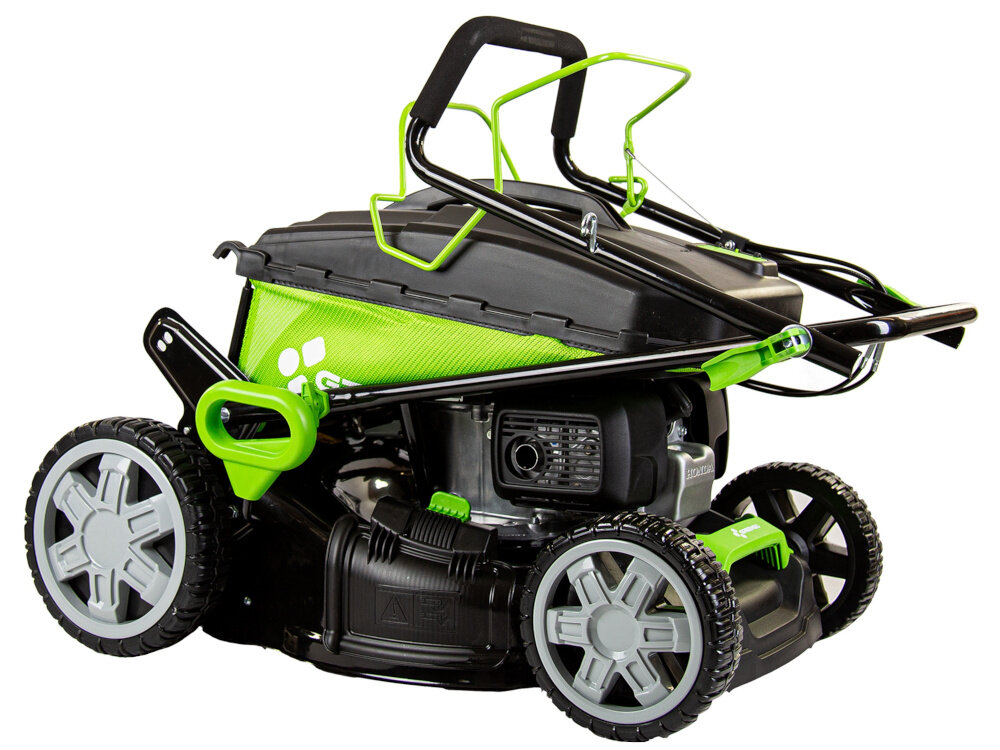 Kosiarka spalinowa GREENSO KS46-H170N-S z napędem 460mm 2.4kW kosiarka na białym tle ze złożonym uchwytem wygoda komfortowy uchwyt pokryty miękkim wykończeniem pewny chwyt ochrona przed odciskami i otarciami możliwość złożenia uchwytu oszczędność miejsca wygodne przechowywanie