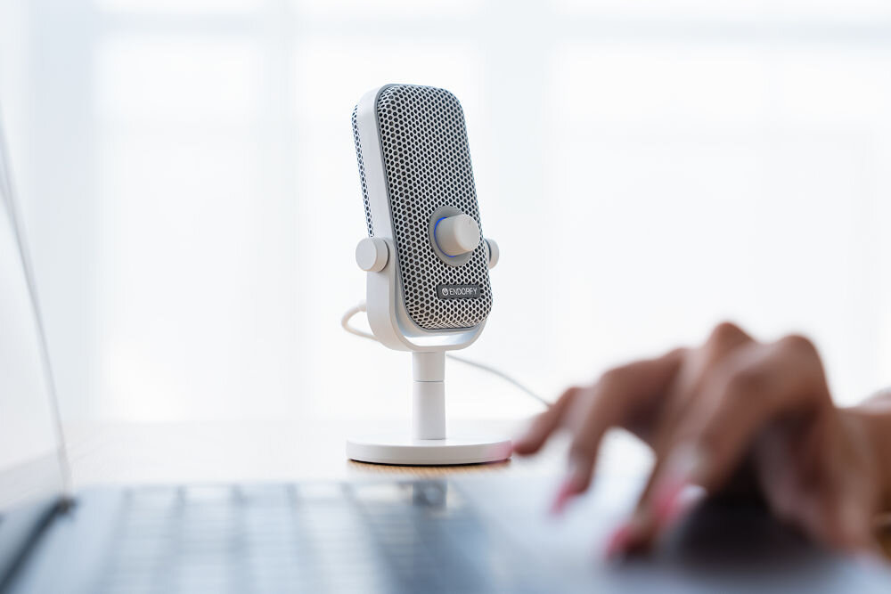 Mikrofon ENDORFY Solum Voice S Onyx Biały na biurku