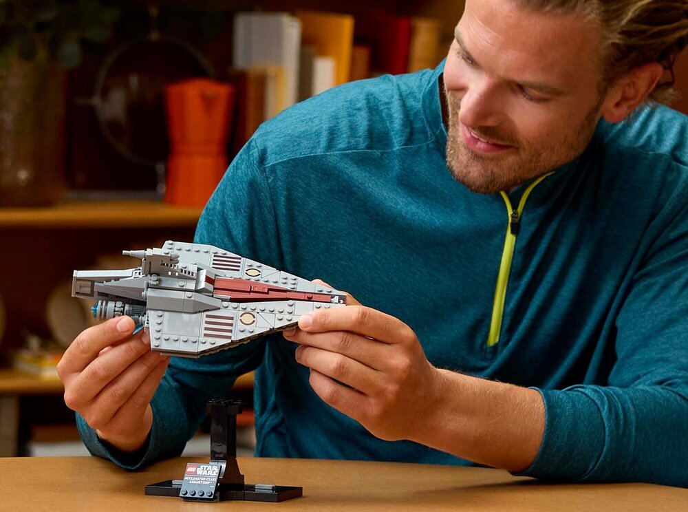 LEGO 75404 Star Wars Krążownik szturmowy typu Acclamator człowiek bawi się modelem Geonosis Atak klonów