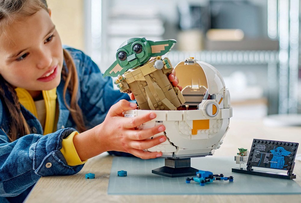 LEGO 75403 Star Wars Grogu w wózku dziecko bawi się zestawem