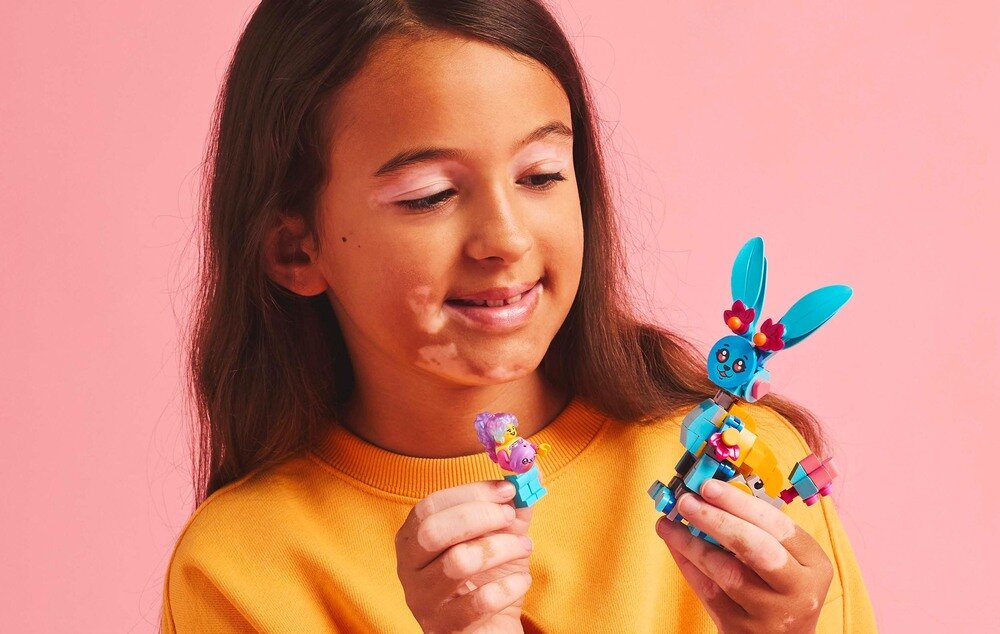 LEGO 71488 DREAMZzz Kreatywne zwierzęce przygody Bunchu króliczek dziewczynka bawi się klockami