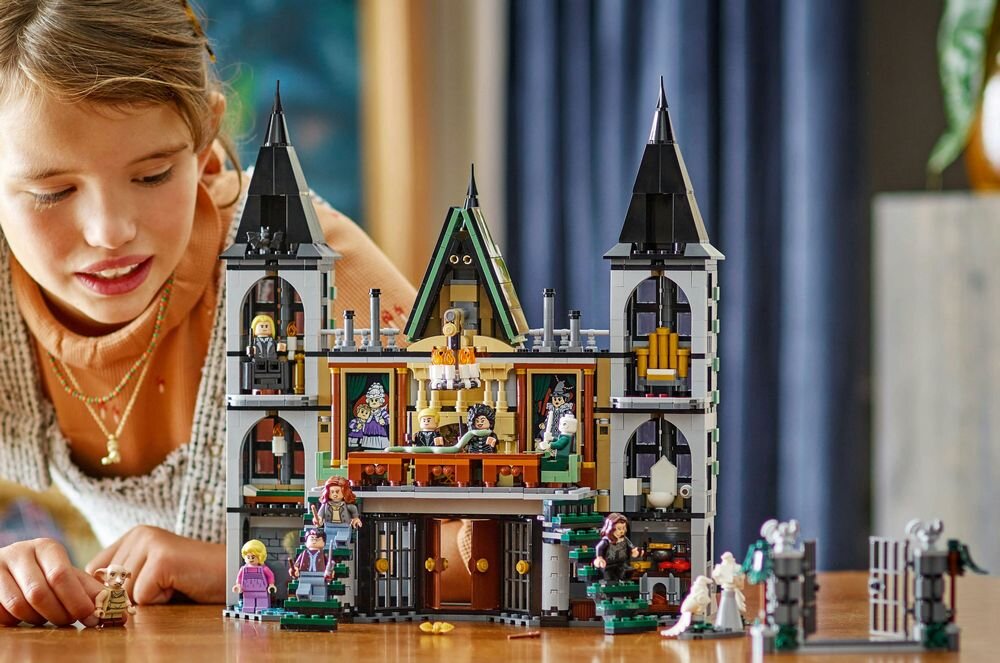 LEGO 76453 Harry Potter Dwór Malfoyów dziecko bawi się zestawem figurki klocki budowanie zabawa