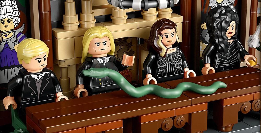 LEGO 76453 Harry Potter Dwór Malfoyów figurki za stołem funkcje detale
