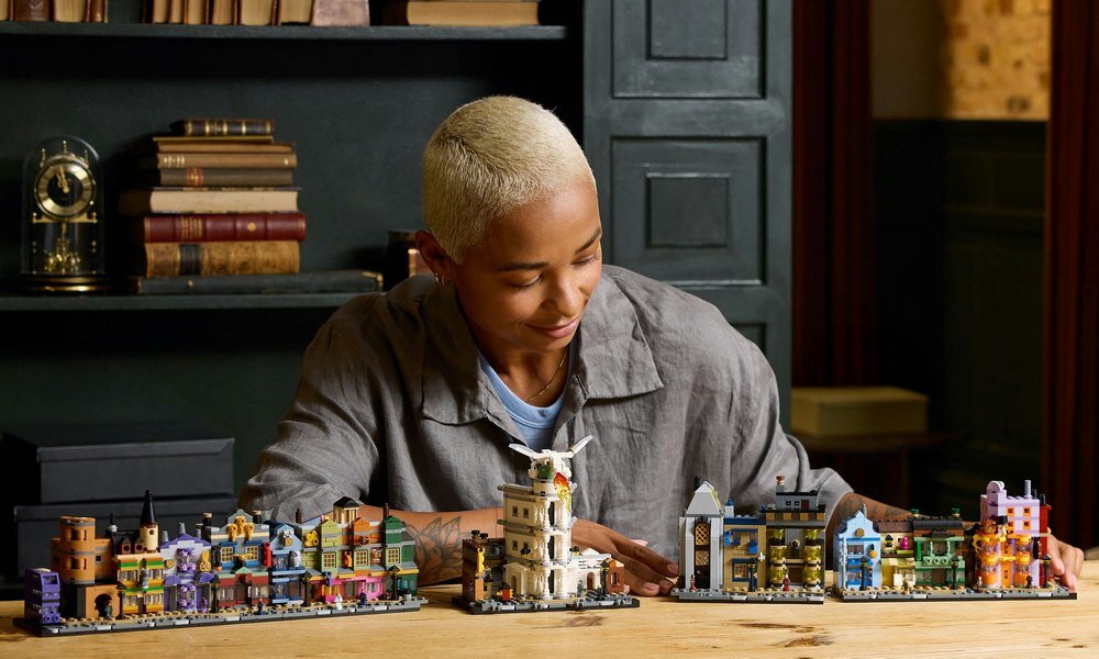 LEGO 76444 Harry Potter Magiczne sklepy na Ulicy Pokątnej kobieta buduje zestaw, sklepy elementy kolekcja