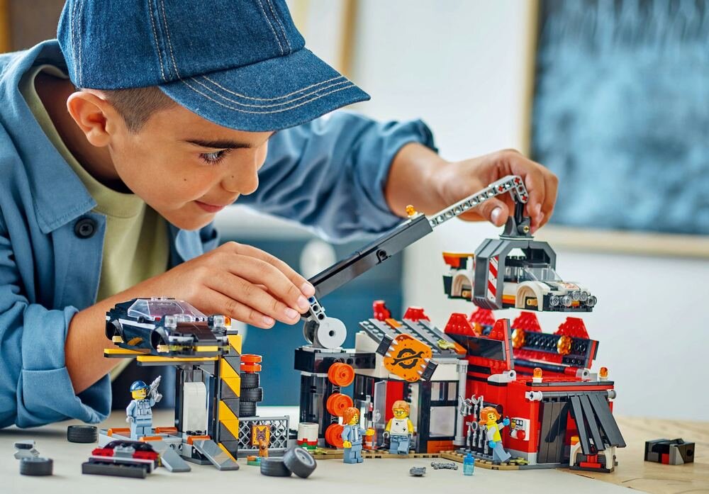LEGO 60472 City Złomowisko z samochodami dziecko bawi się zestawem