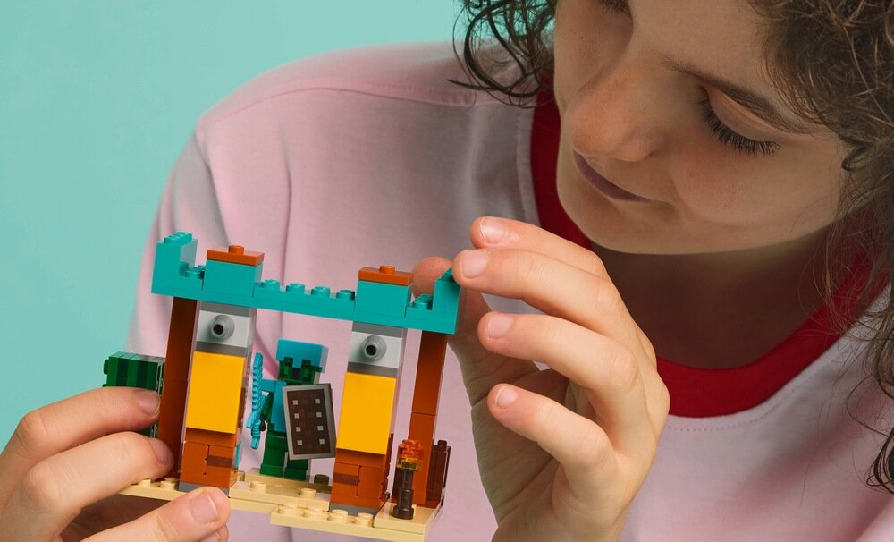 LEGO 21267 Minecraft Pustynny patrol złosadników dziecko bawi się zestawem gra zabawa