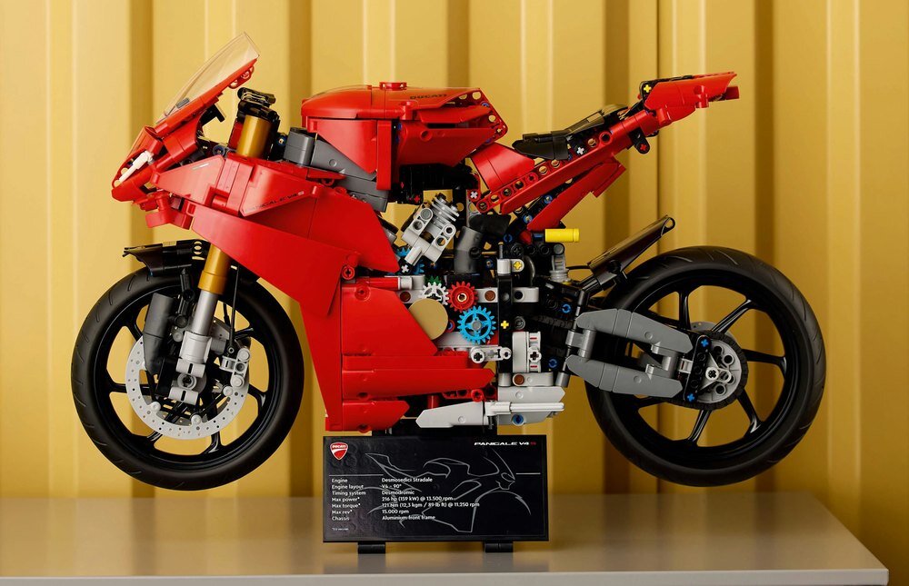 LEGO 42202 Technic Motocykl Ducati Panigale V4 S    kv początek opisu