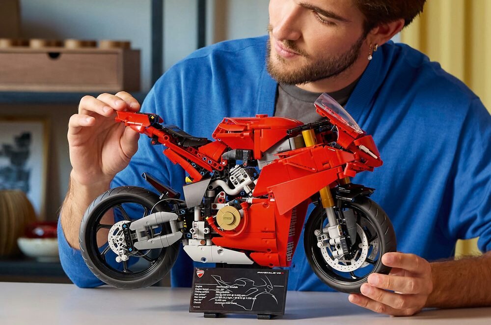 LEGO 42202 Technic Motocykl Ducati Panigale V4 S  człowiek buduje model  