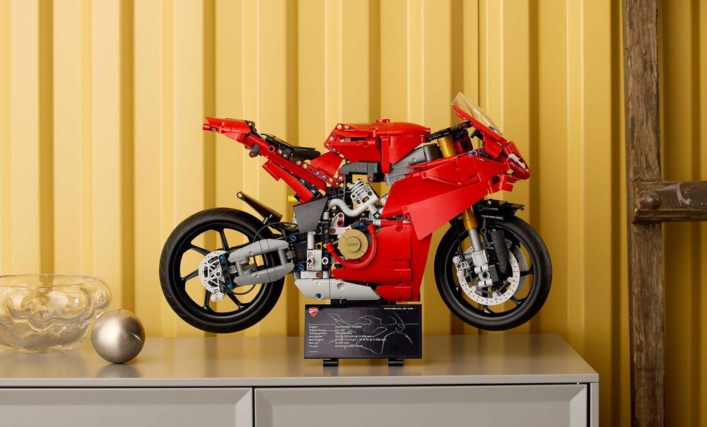 LEGO 42202 Technic Motocykl Ducati Panigale V4 S  na półce  