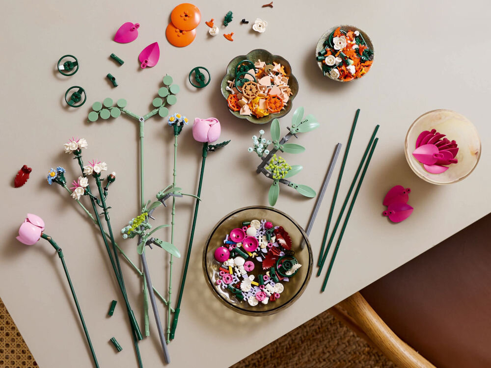 LEGO 10342 ICONS Botanicals Piękny bukiet różowych kwiatów klocki w trancie składania rozsypane na stole