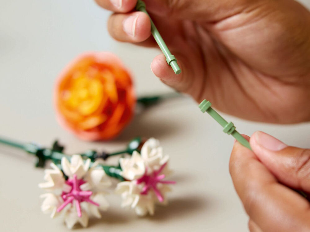LEGO 10342 ICONS Botanicals Piękny bukiet różowych kwiatów sposób łączenia łodyżek regulacja wysokości