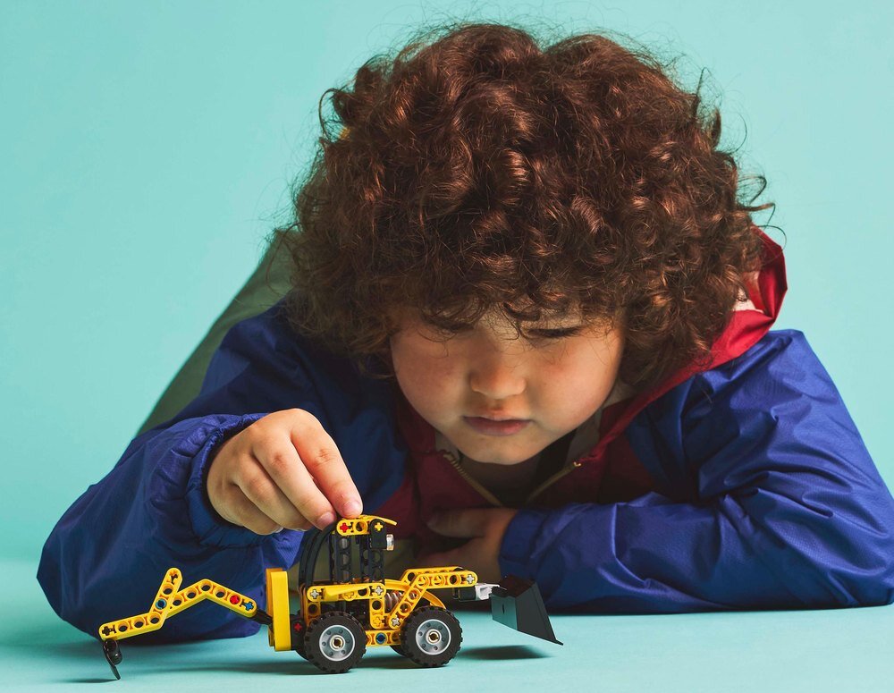 LEGO 42197 Technic Koparko-ładowarka opis funkcji dziecko bawi się koparką