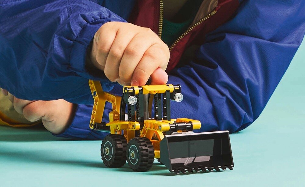 LEGO 42197 Technic Koparko-ładowarka wymiary dziecko bawi się zestawem