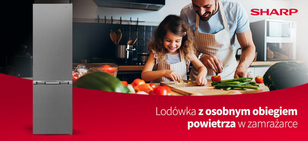 Obraz przedstawia lodówkę w kolorze inox oraz dwie osoby przygotowujące jedzenie w kuchni. Widoczny jest tekst: \'Lodówka z osobnym obiegiem powietrza w zamrażarce\' oraz logo SHARP.