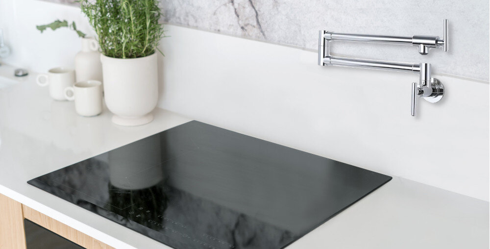 BATERIA BERG POT FILLER 830135 lifestyle ściana marmur płyta blat roślinka w tle funkcjonalność i styl w jednym ścienna Funkcjonalna elegancka kolor chrom