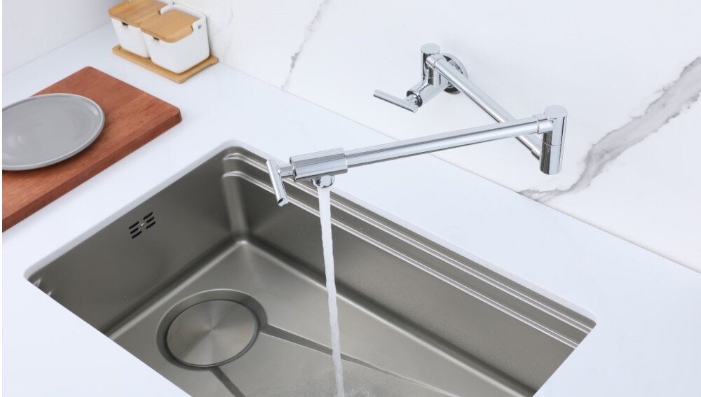 BATERIA BERG POT FILLER 830135 lifestyle zlewozmywak woda strumień napełnianie wody Wygoda i ergonomia zasięg 670 mm długie ramię montaż naścienny Podwójna głowica