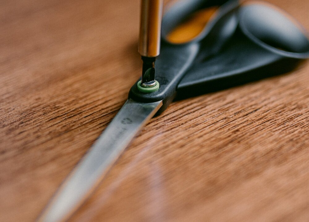 Nożyczki uniwersalne FISKARS Functional Form dla praworęcznych ergonomiczne 17 cm ostrza z wysokiej jakości, stal nierdzewna, odporność na uszkodzenia