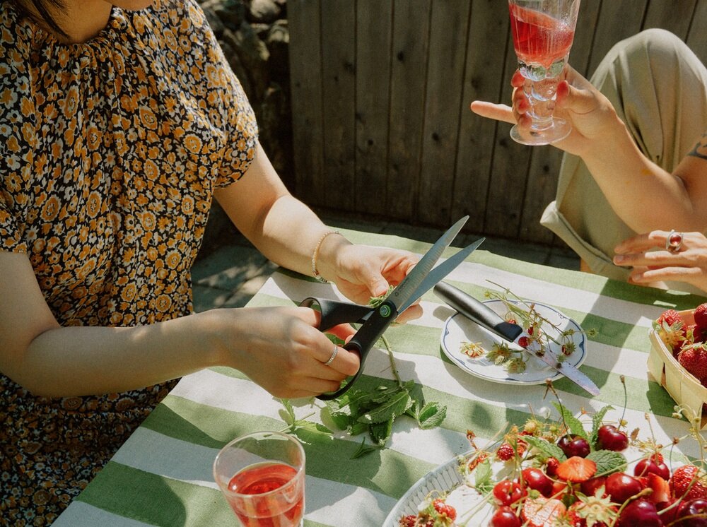 Nożyczki kuchenne FISKARS Functional Form ząbkowane dla praworęcznych 21 cm ze stali nierdzewnej, stabilne trzymanie materiału, ograniczenie ślizgania produktów