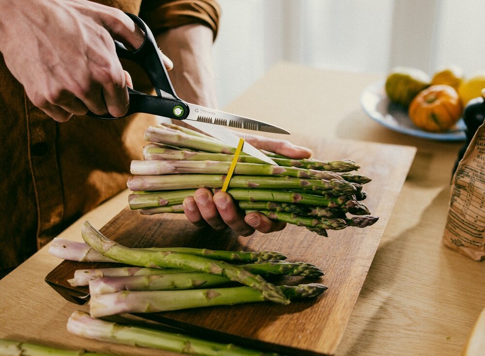 Nożyczki kuchenne FISKARS Functional Form ząbkowane dla praworęcznych 21 cm ergonomiczna rękojeść, stabilność w dłoni, większy komfort