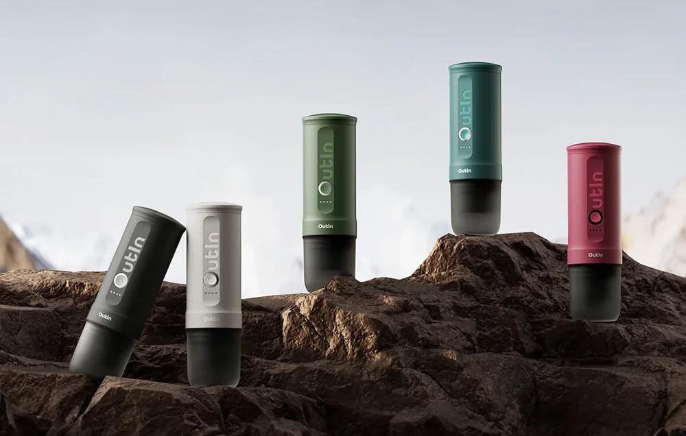 Ekspres OUTIN Nano Turkusowy wygląd design tło wizualizacja Mobilna kawa bez kompromisów