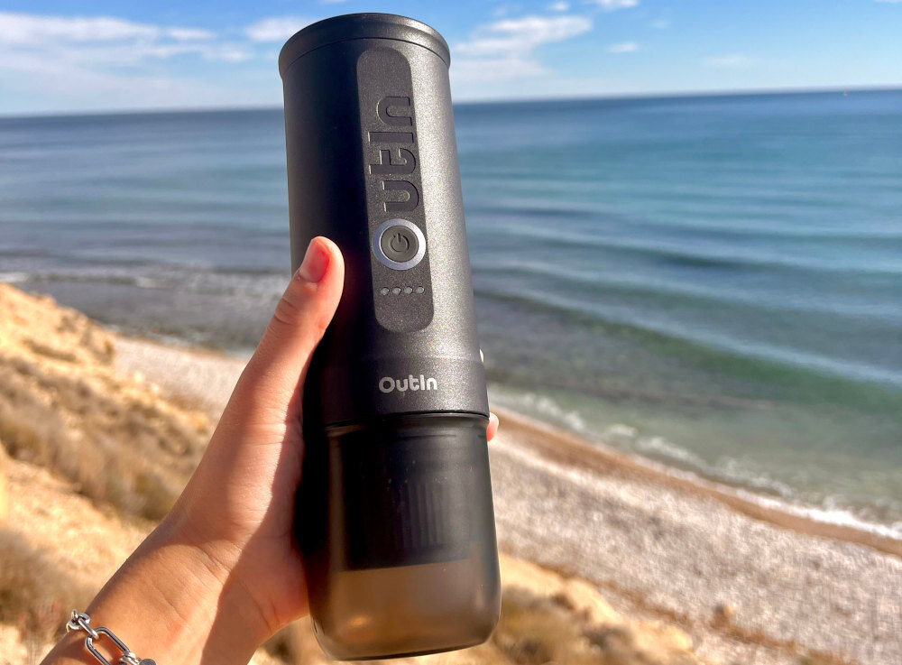 Ekspres OUTIN Nano Szary wygląd design tło wizualizacja Lekki i mobilny waga wymiary rytuał kawowy