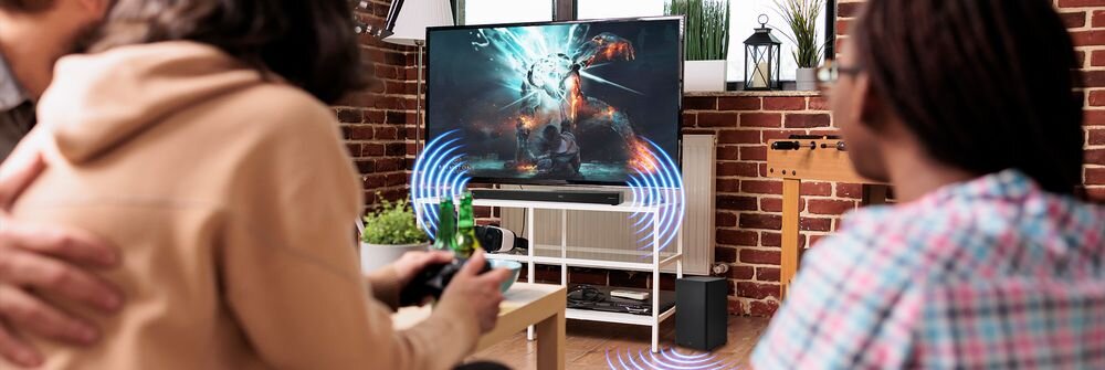 Soundbar JVC TH-E754B Dolby Atmos dźwięk przestrzenny kinowa jakość odsłuch, soundbar stojący na stoliku pod telewizorem