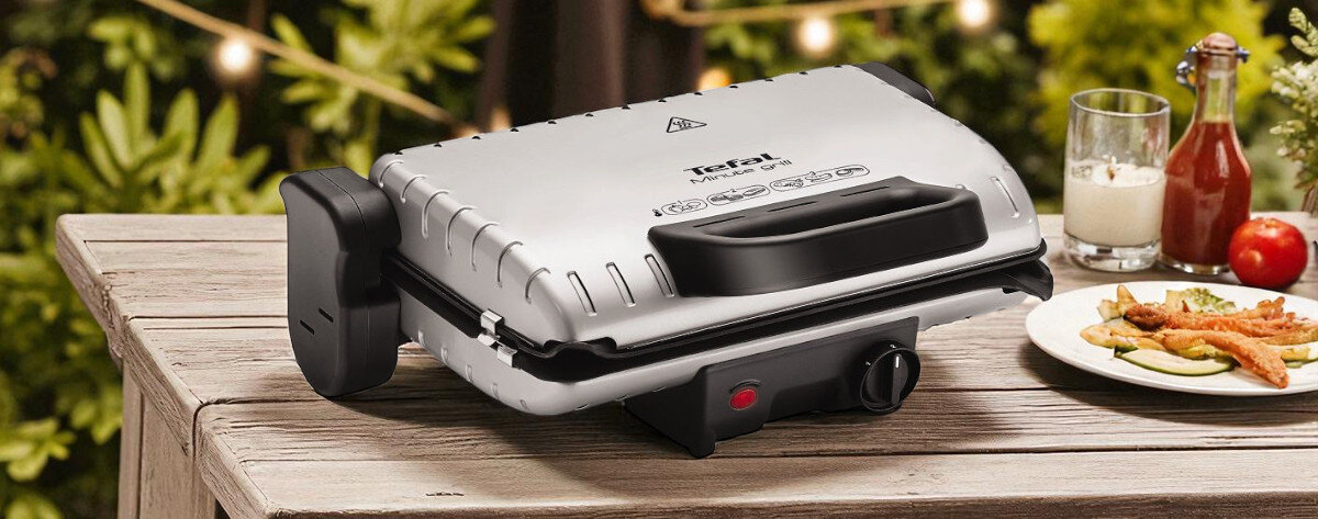 Grill elektryczny TEFAL GC2050 Minute, grillowanie, kuchnia, elektryczne, gotowanie, grill stoi na drewnianym stole w ogrodzie