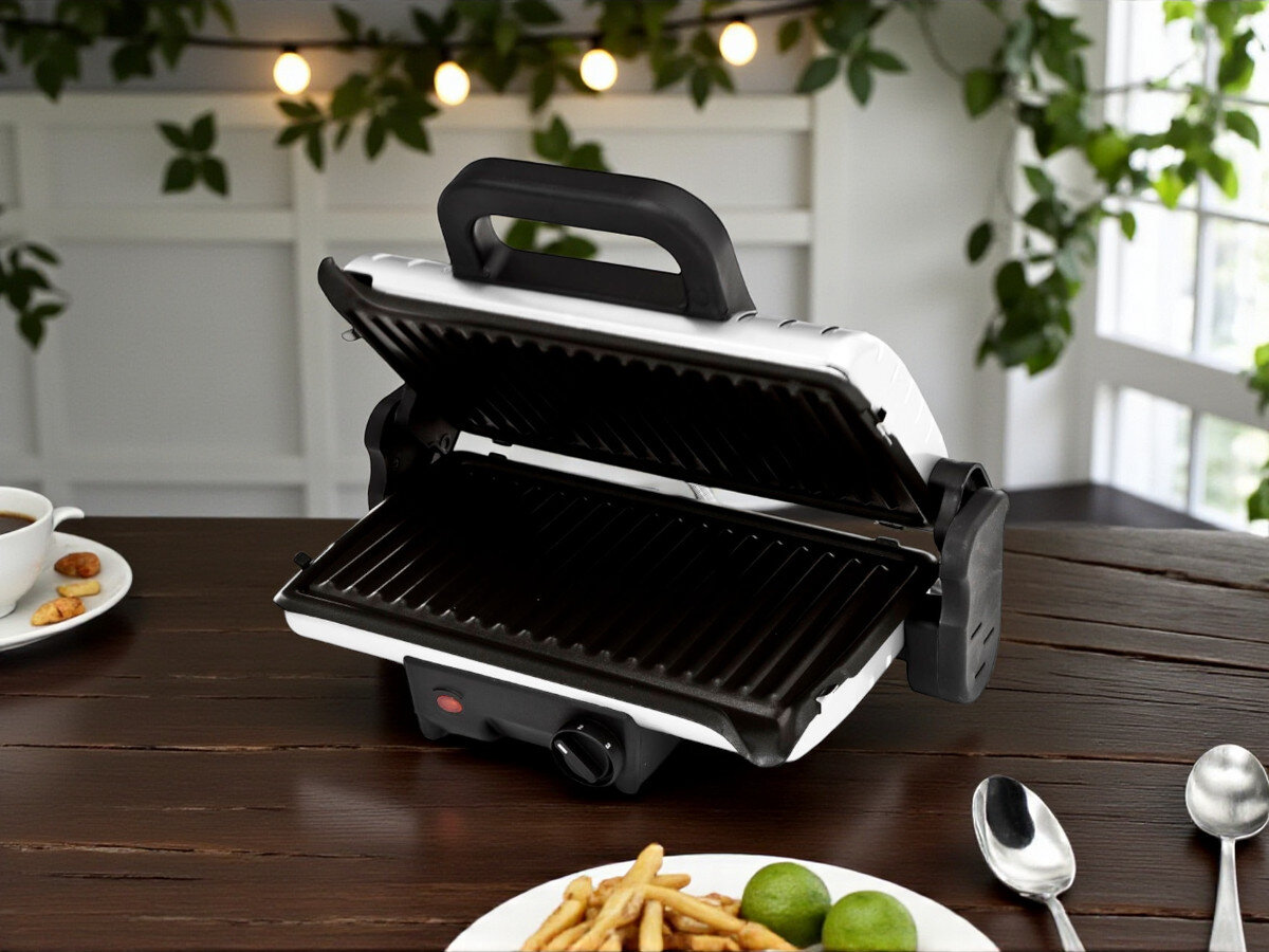Grill elektryczny TEFAL GC2050 Minute, ograniczenie, obróbka, tłuszcz, żebra, gril stoi na stole w kuchni z lekko otwartą pokrywą