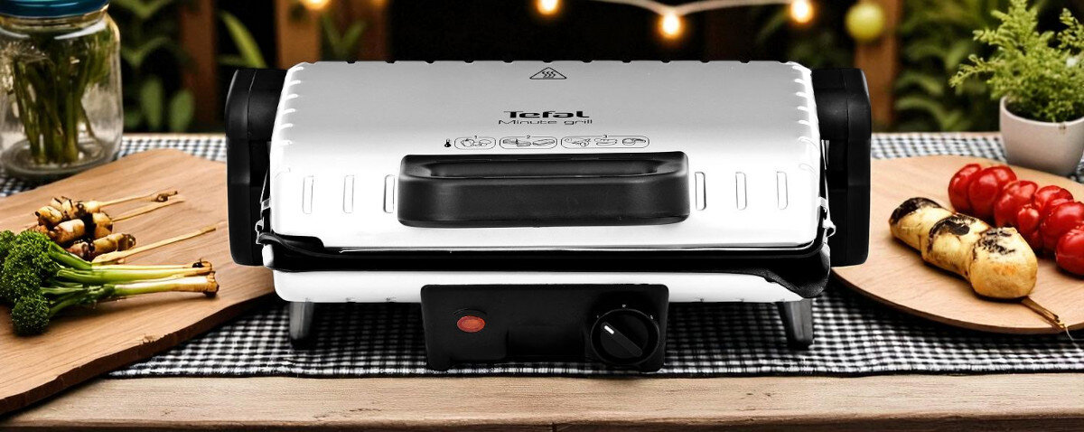 Grill elektryczny TEFAL GC2050 Minute, zaprojektowane, zmywarka, oszczędność, pozycja, pionowa, grill stoi na stole drewnianym frontem na wprost