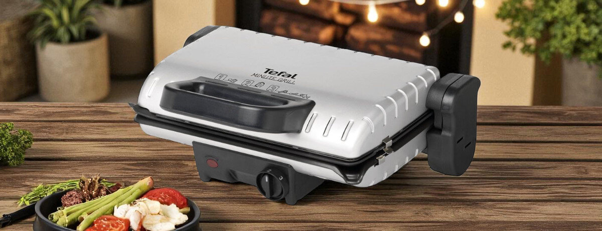 Grill elektryczny TEFAL GC2050 Minute, całościowe, wymiary, długość, przewód, grill stoi na drewnianym stole frontem prawo skos