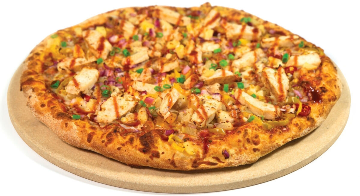 Kamień do pizzy BROIL KING 33 cm, pizza, temperatura, grill, szybkość, Pizza BBQ chicken z kurczakiem, papryką i cebulą na drewnianej desce., 