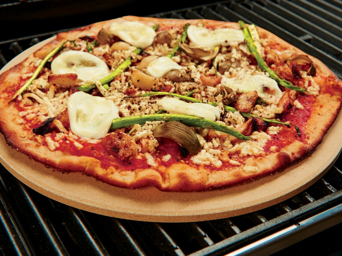 Kamień do pizzy BROIL KING 33 cm, rozmiar, 33cm, grill, uniwersalny, Pizza BBQ chicken na drewnianej desce na grillu gazowym, z zaznaczoną beżową silikonową matą Broil King na ruszcie.