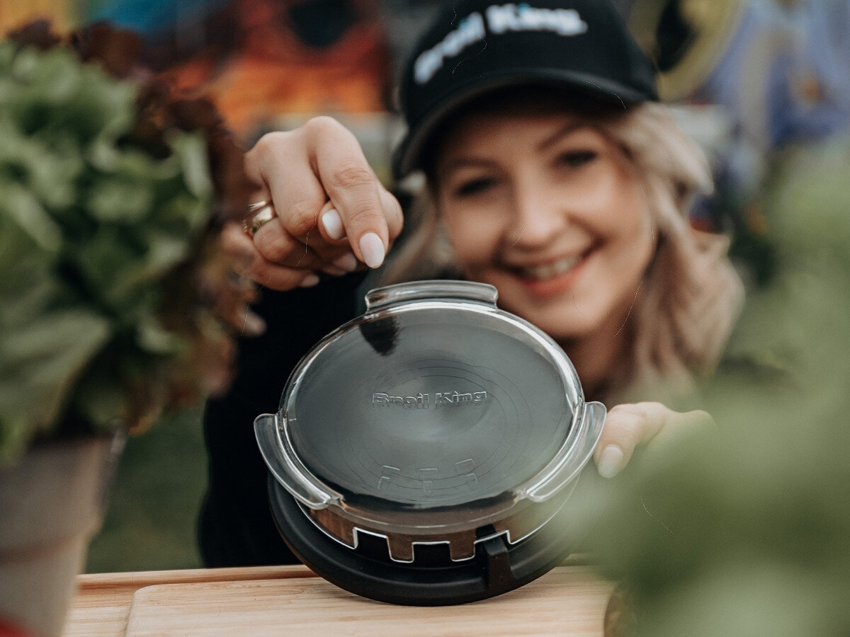 Prasa do hamburgerów BROIL KING 62475, burger, praska, nacisk, forma, kobieta prezentuje praskę do hamburgerów