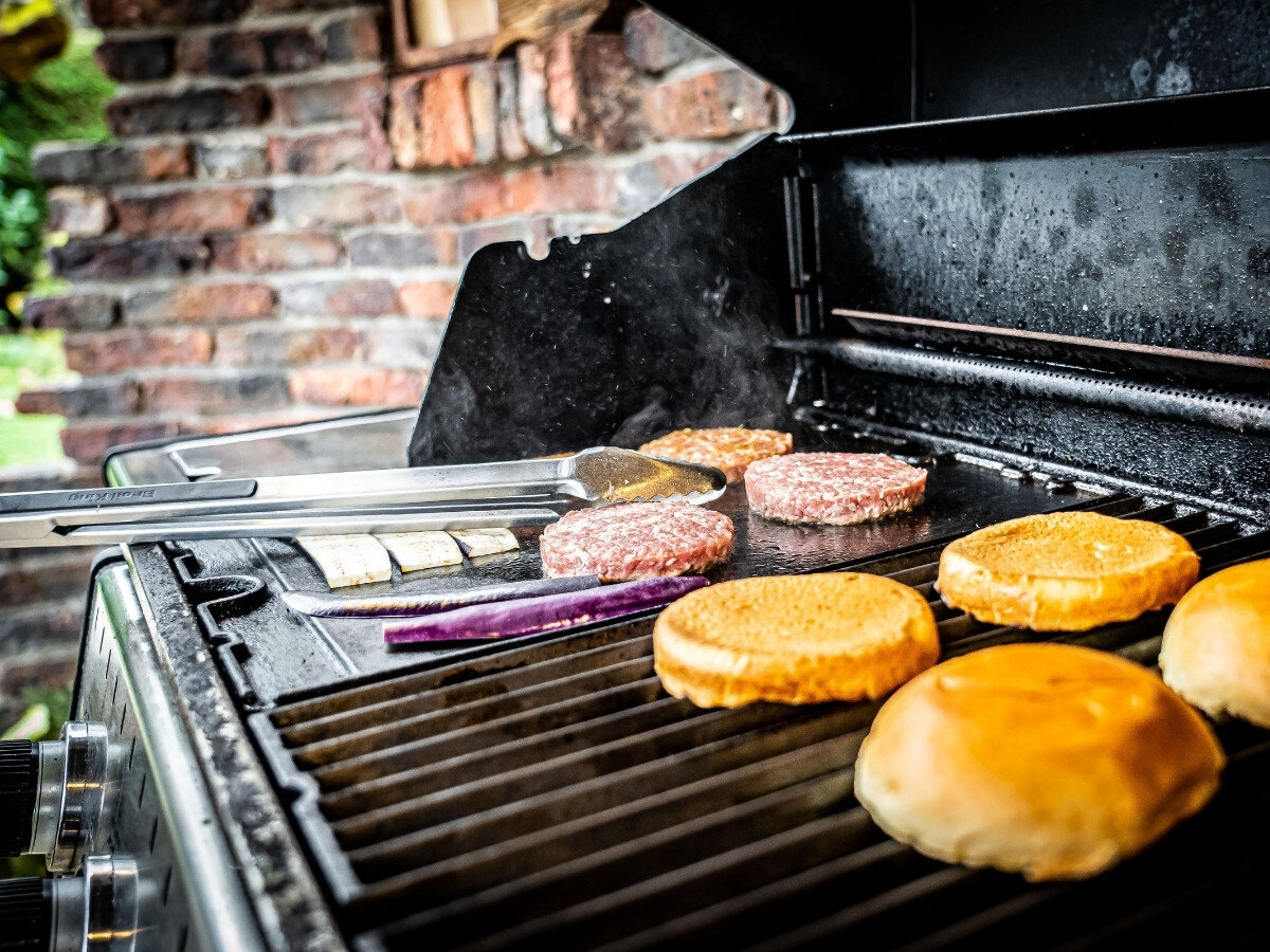 Prasa do hamburgerów BROIL KING 62475, praska, burgery, kształt, grubość, prezentacja rusztu i praski wraz z kotletami które są szykowane na grillu