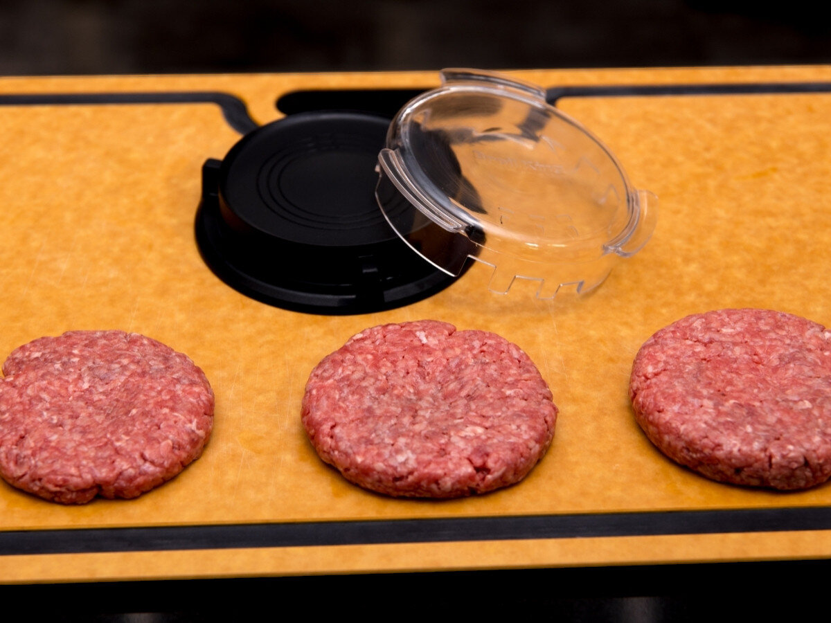 Prasa do hamburgerów BROIL KING 62475, regulacja, waga, kotlety, burgery, praska na blacie wraz z przygotowanymi kotletami