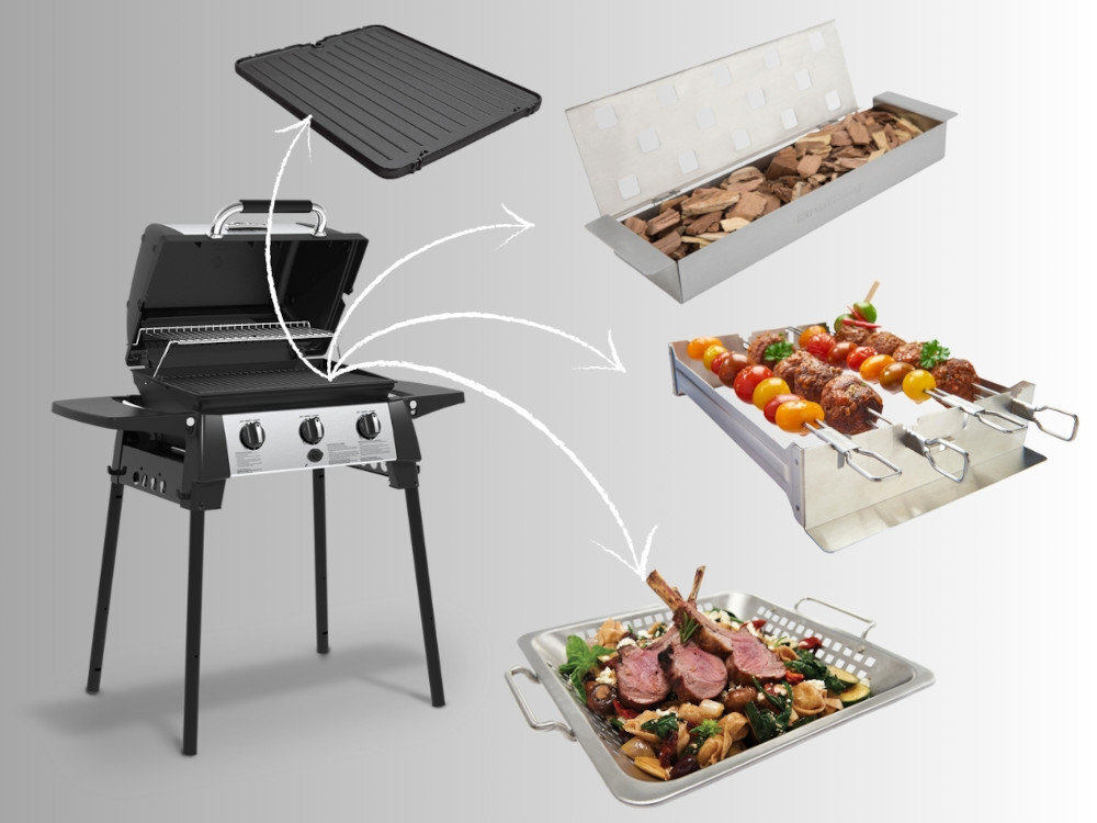 Grill gazowy BROIL KING Porta-Chef 320 6 kW 53 x 34 - 46.5 x 18.5 cm grill z otwartą pokrywą obok zdjęcia dodatkowych akcesoriów dodatkowe akcesoria płyta żeliwna brytfanna do grillowania zestaw do szaszłyków wszechstronne centrum gotowania na świeżym powietrzu