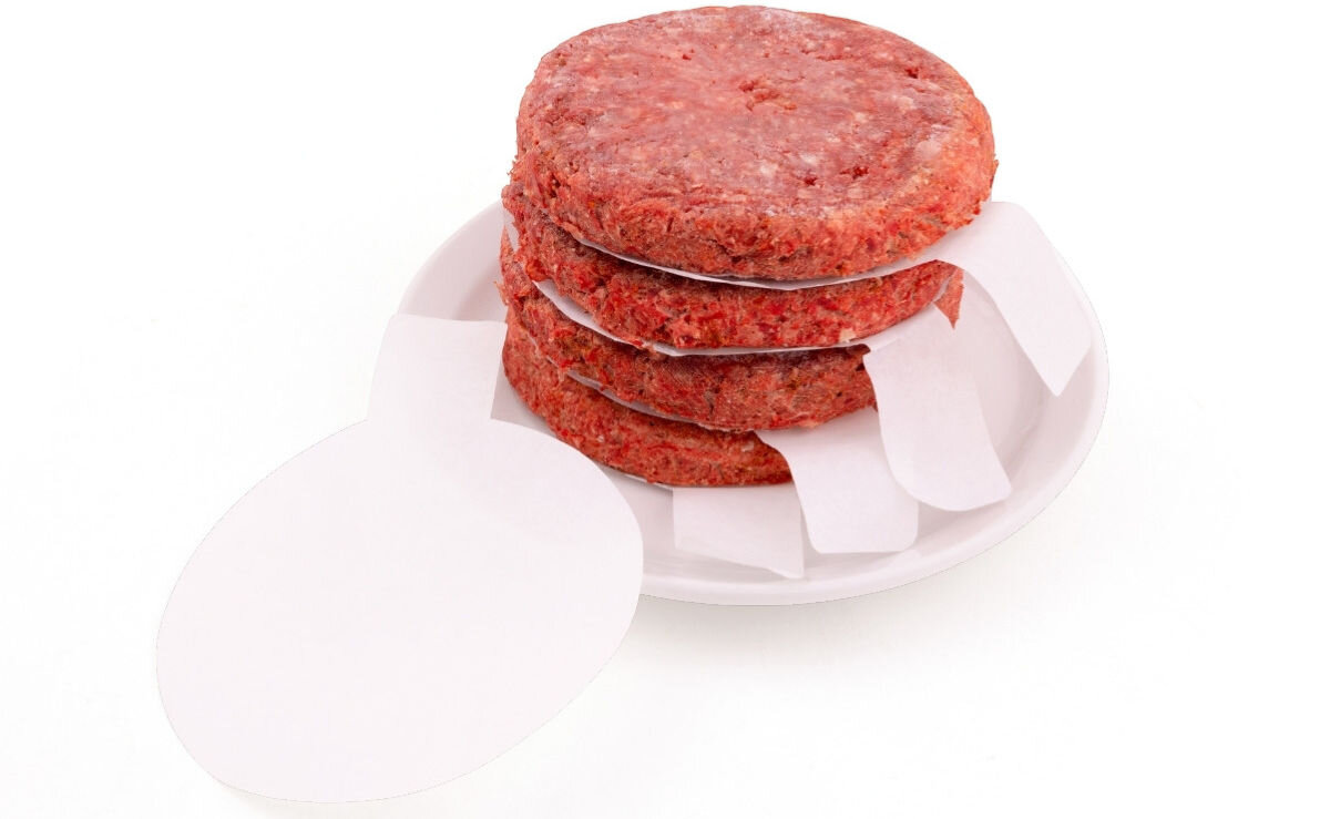 Papier do praski BROIL KING 62470 (100 szt.), przechowywanie, lodówka, burgery, kształt, Cztery zamrożone kotlety mielone owinięte w białe papierowe szpachelki na talerzu.