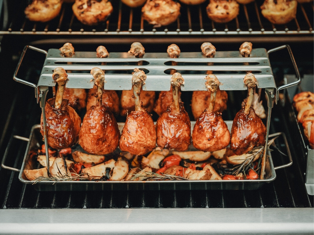 Wieszak na podudzia BROIL KING 64152, grill, wędzenie, soczyste, gotowanie, Piec rotacyjny Broil King z kurczakami nad blaszką z warzywami i ziemniakami w piekarniku.