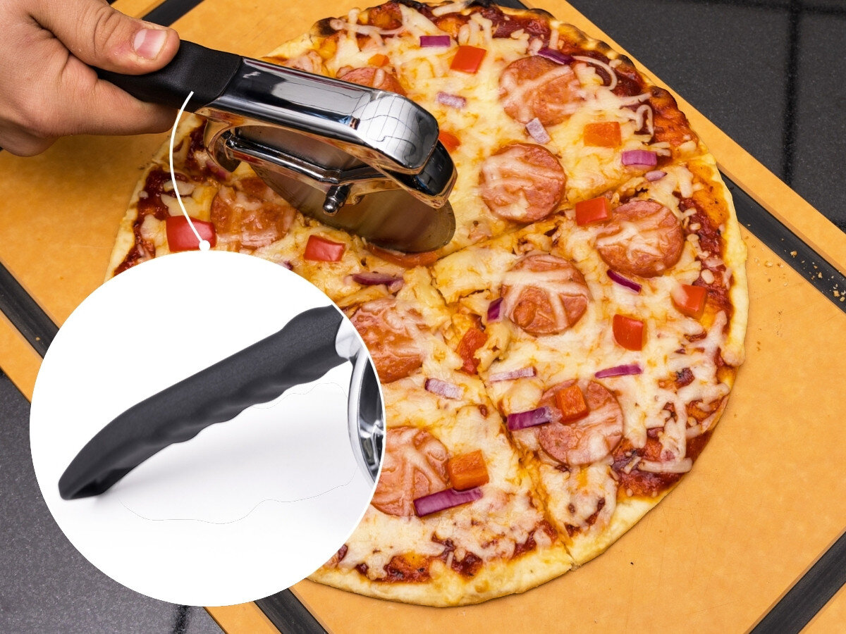 Nóż do pizzy BROIL KING 69810, rękojeść, antypoślizgowa, chwyt, ergonomia, Ręka z nożem do pizzy Broil King tnie świeżo upieczoną pizzę na drewnianej desce.