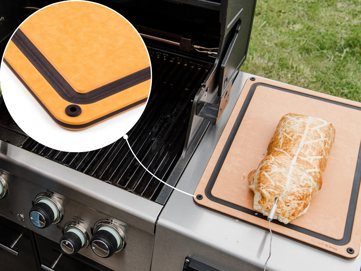 Deska do krojenia BROIL KING 68422, deska, stopki, stabilność, krojenie, R wellington z wołowiną na desce, obok sałatki ziemniaczanej i szparagów.