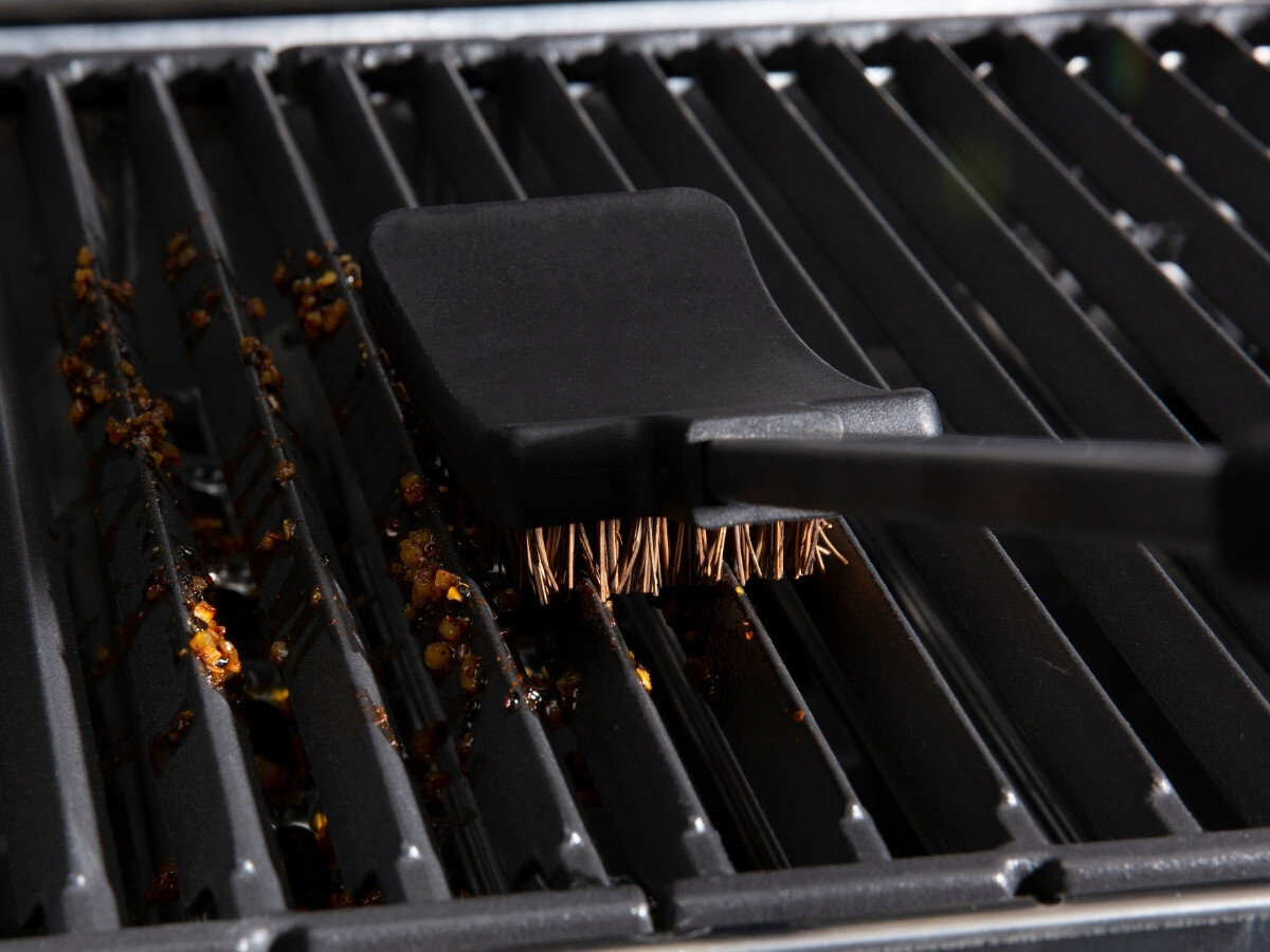 Szczotka do grilla BROIL KING Baron 64038, czyszczenie, grill, wygoda, Szczotka Broil King zamiata resztki z rusu podczas czyszczenia po grillowaniu.
