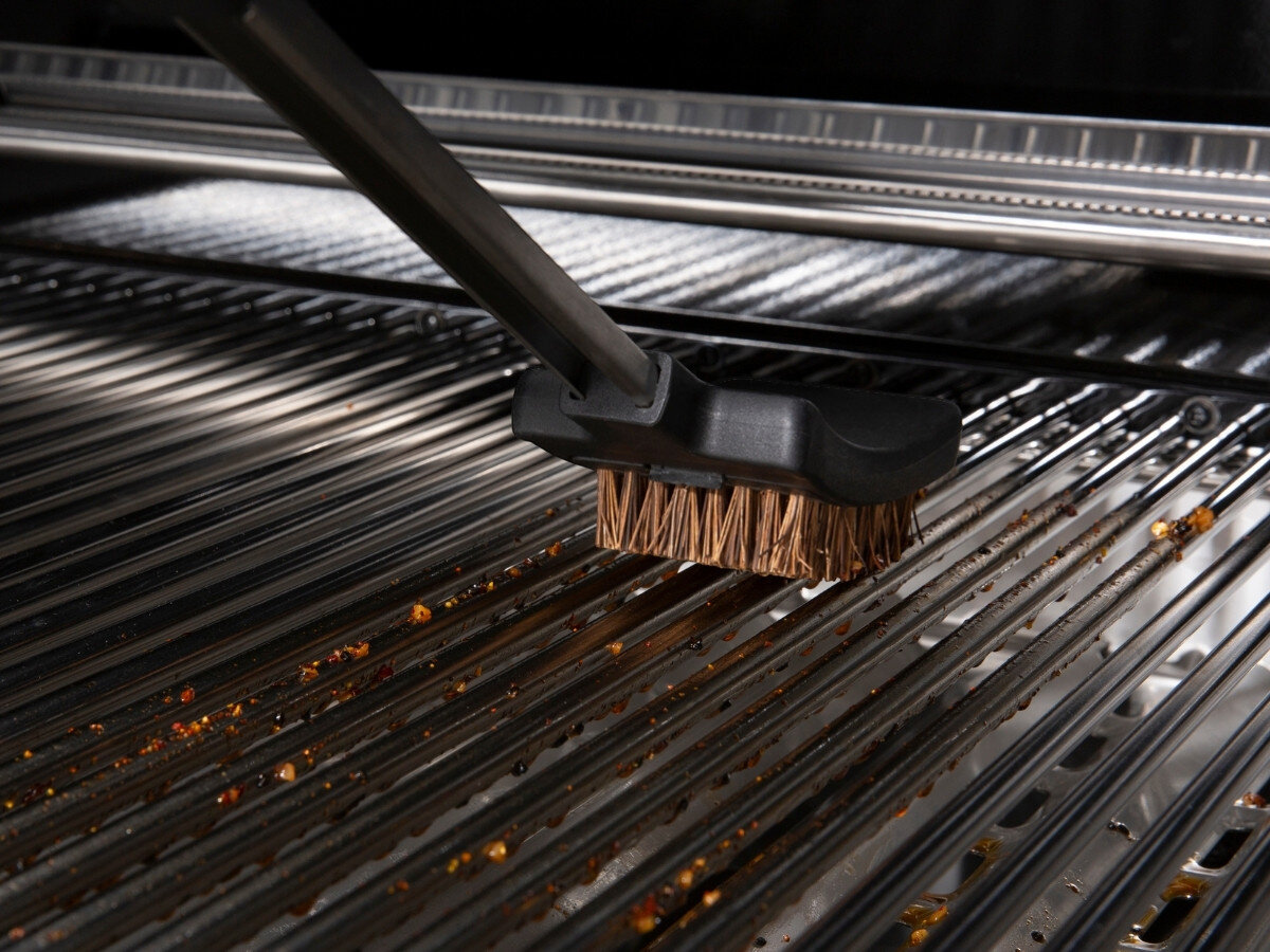 Szczotka do grilla BROIL KING Baron 64038, szczotka, włosie, ruszt, delikatna, Szczotka Broil King czyści resztki jedzenia z czarnego żeliwnego rusu grilla.