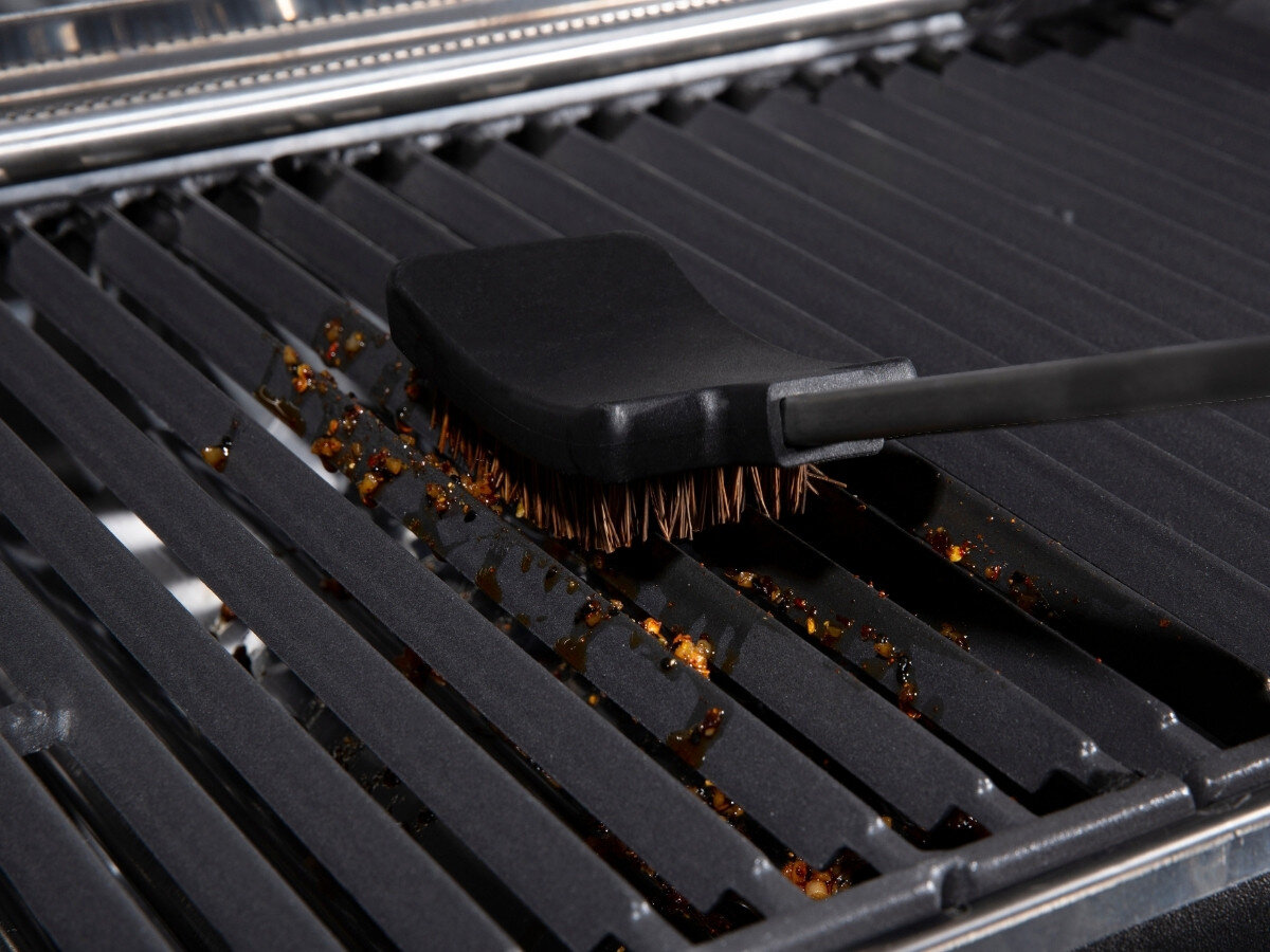 Szczotka do grilla BROIL KING Baron 64038, temperatura, gorący, ruszt, odporność, Demonstracja wymiany szczotek na szczotce Broil King: ręka wyjmuje blok szczotek.