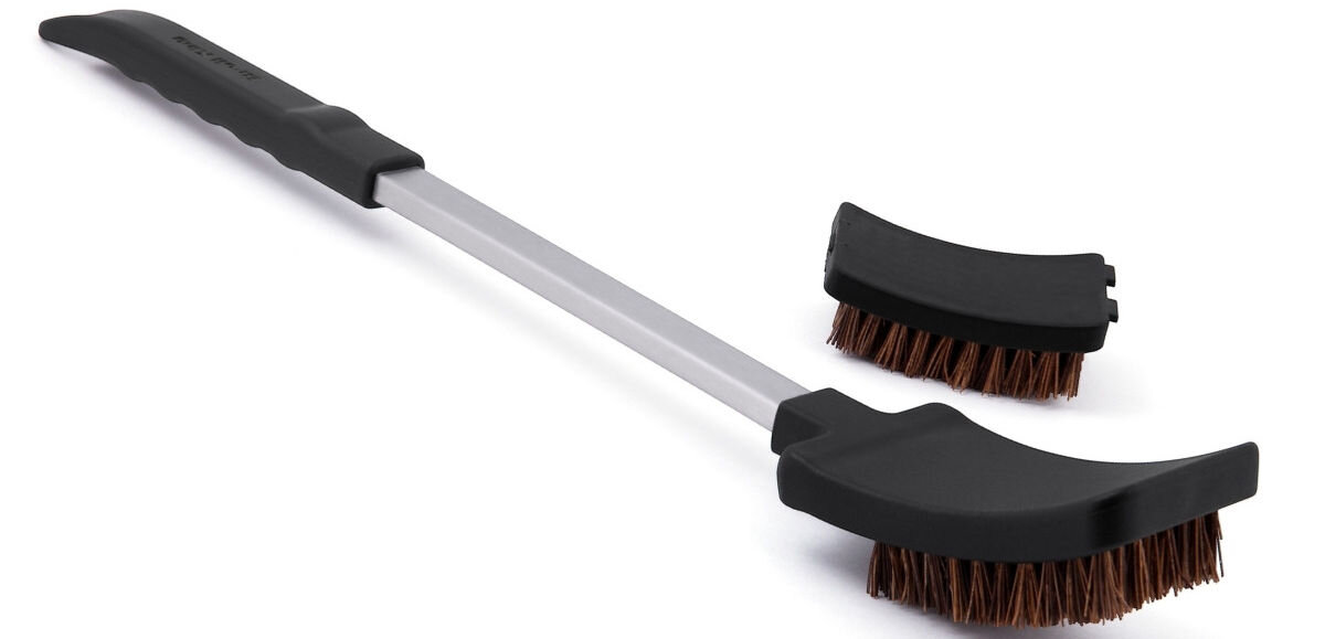 Szczotka do grilla BROIL KING Baron 64038, rączka, ergonomia, chwyt, zawieszanie, Szczotka Broil King czyści resztki jedzenia między prętami żeliwnego rusu grilla.