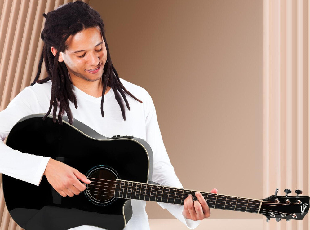 Gitara elektroakustyczna V-TONE Veag1 CE BK 4 - Dla każdego poziomu gry, mężczyzna grający na gitarze w pomieszczeniu